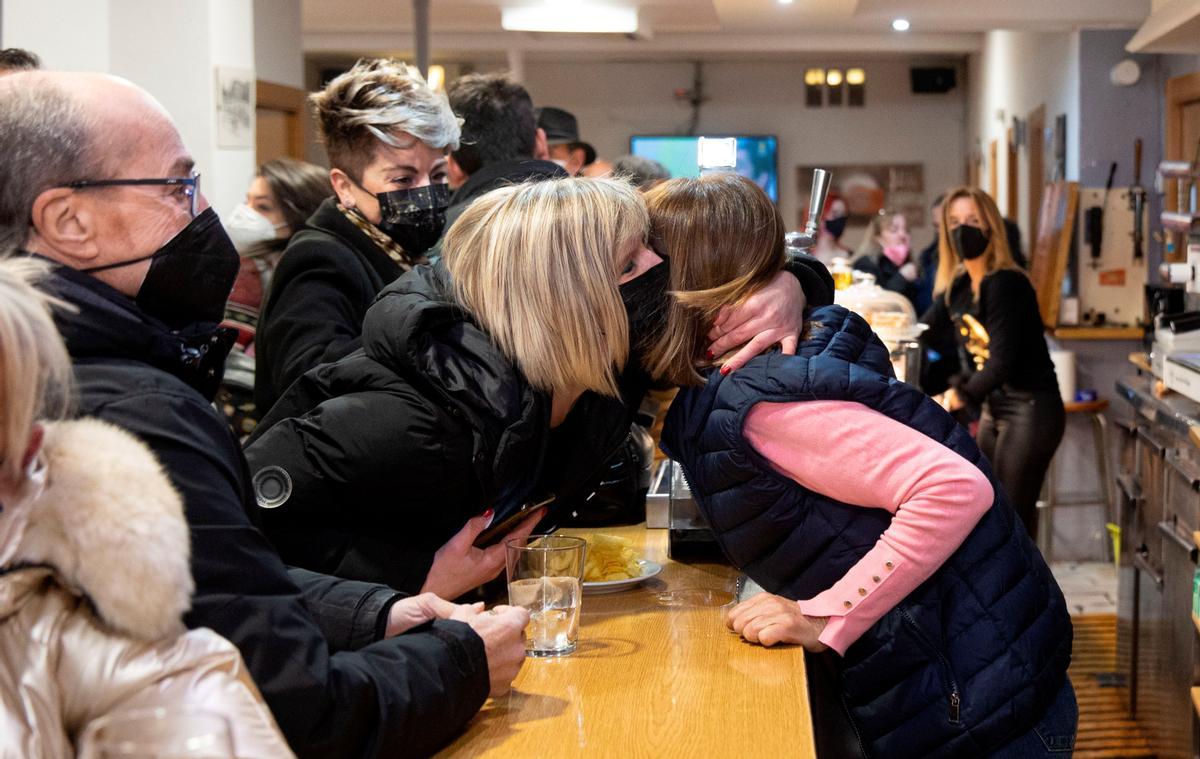 La propietaria del bar Trompeta de Plata, a la derecha, felicitada por una agraciada con el primer premio.