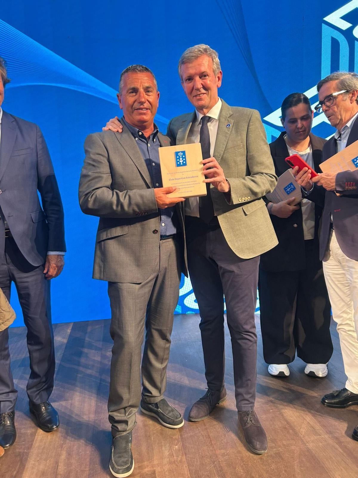 Rueda entrega a Camba la distinción de la Xunta al Estradense.