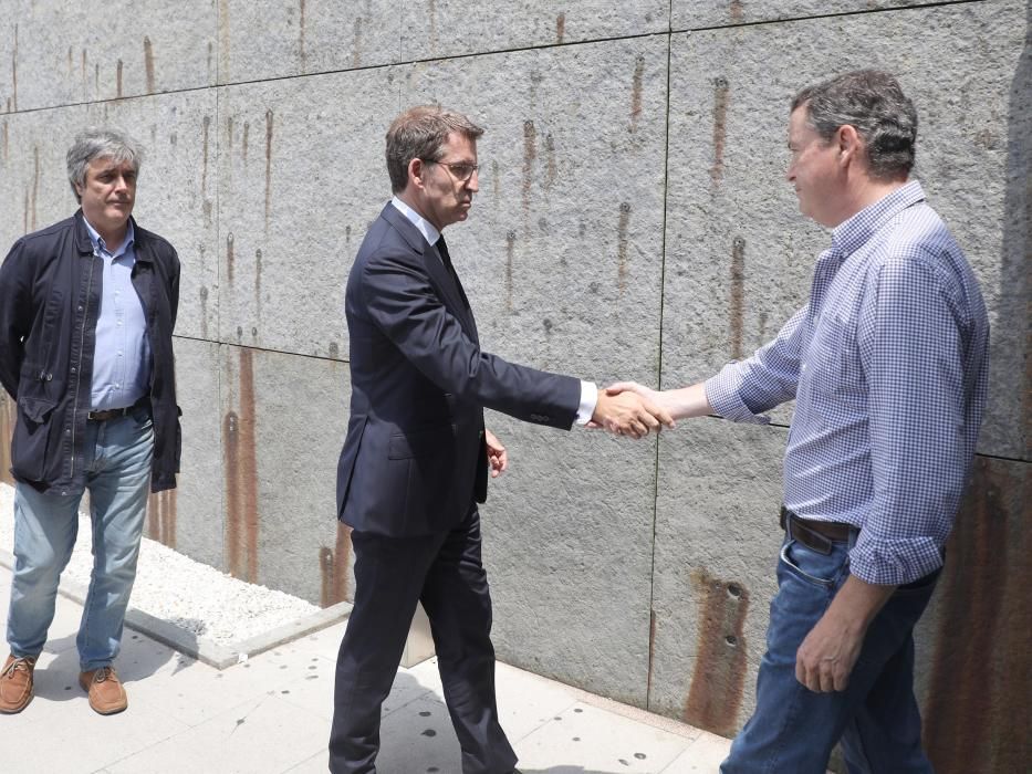 Alfonso Rueda, Pedro Puy y Miguel Tellado, algunos de los que acompañan al presidente de la Xunta en el tanatorio de Boisaca para dar el pésame a los familiares de Albor.