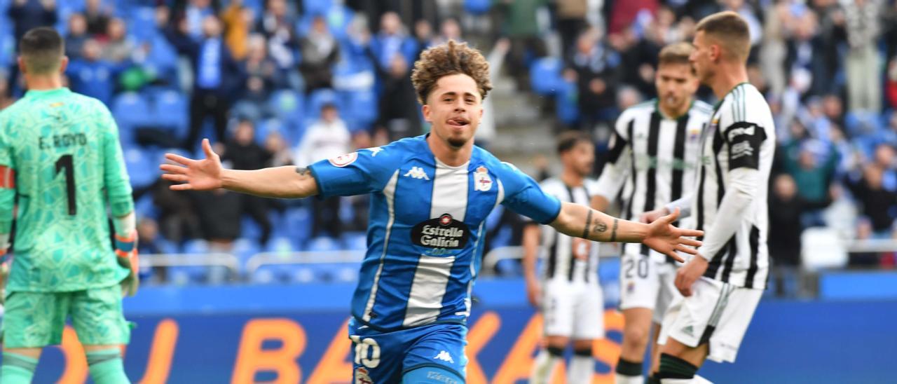 Mario Soriano celebra el primer gol del Deportivo al Badajoz. Después, los blanquinegros encajaron cuatro tantos más en Riazor.