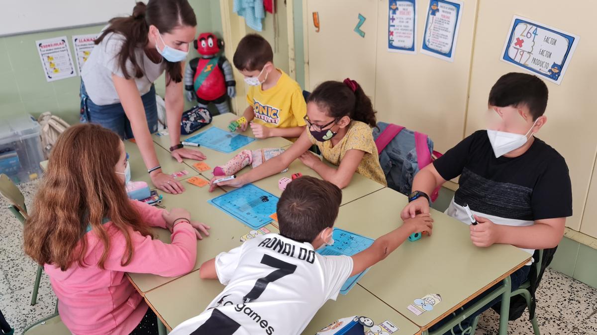 Alumnos de Magisterio del CEU en una sesión de acompañamiento en la tutorización en el Dama de Elche