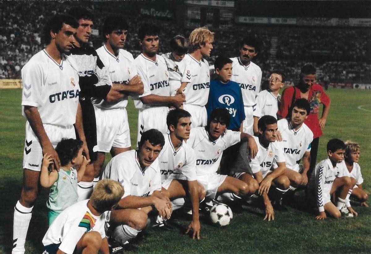 Una formación del Real Madrid que jugaba a principios de los noventa el Trofeo Ciudad de Alicante "en casa" ante el Hércules