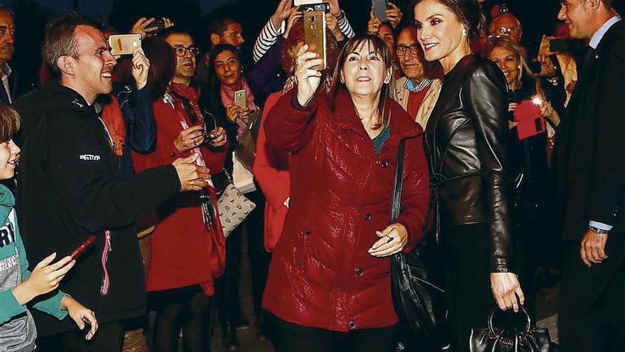 La reina Letizia, con chaqueta de cuero de Armani, se hace un &#039;selfie&#039; con una mujer en Valladolid.