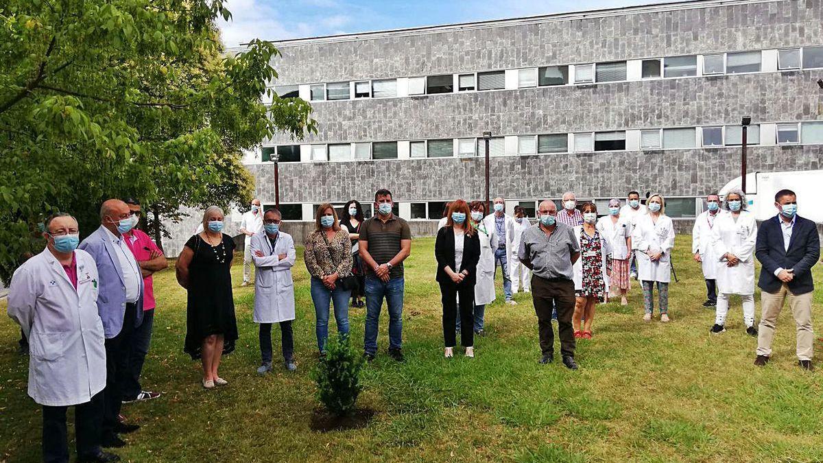 Langreo planta un texu como homenaje a las víctimas de la pandemia