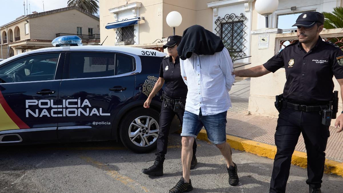 Una imagen de la detención del presunto autor del robo en la casa de Ronaldo, en Ibiza