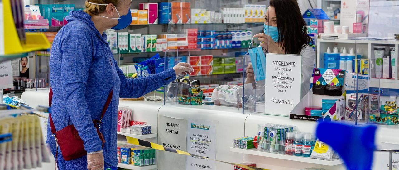 Dispensación de medicamentos en una farmacia de la provincia