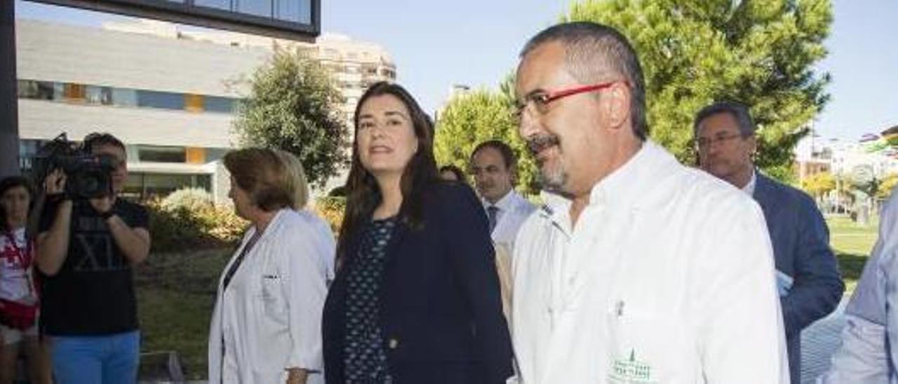 La consellera de Sanidad, Carmen Montón, y el gerente del Provincial, Joaquín Sanchís.