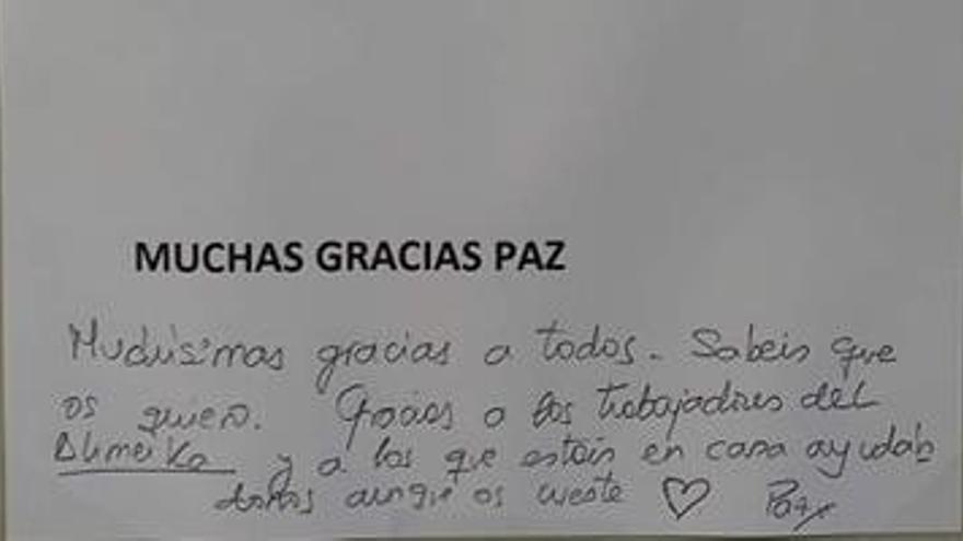 El emotivo cartel de unos asturianos agradecidos a su vecina médico y la panadera del supermercado