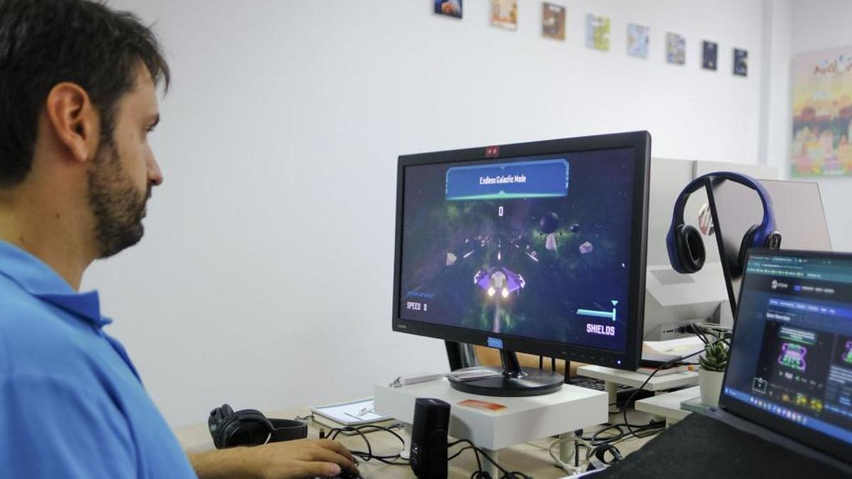 Luca Contato, director de la empresa Rising Pixels, juega a Space Wave Race.