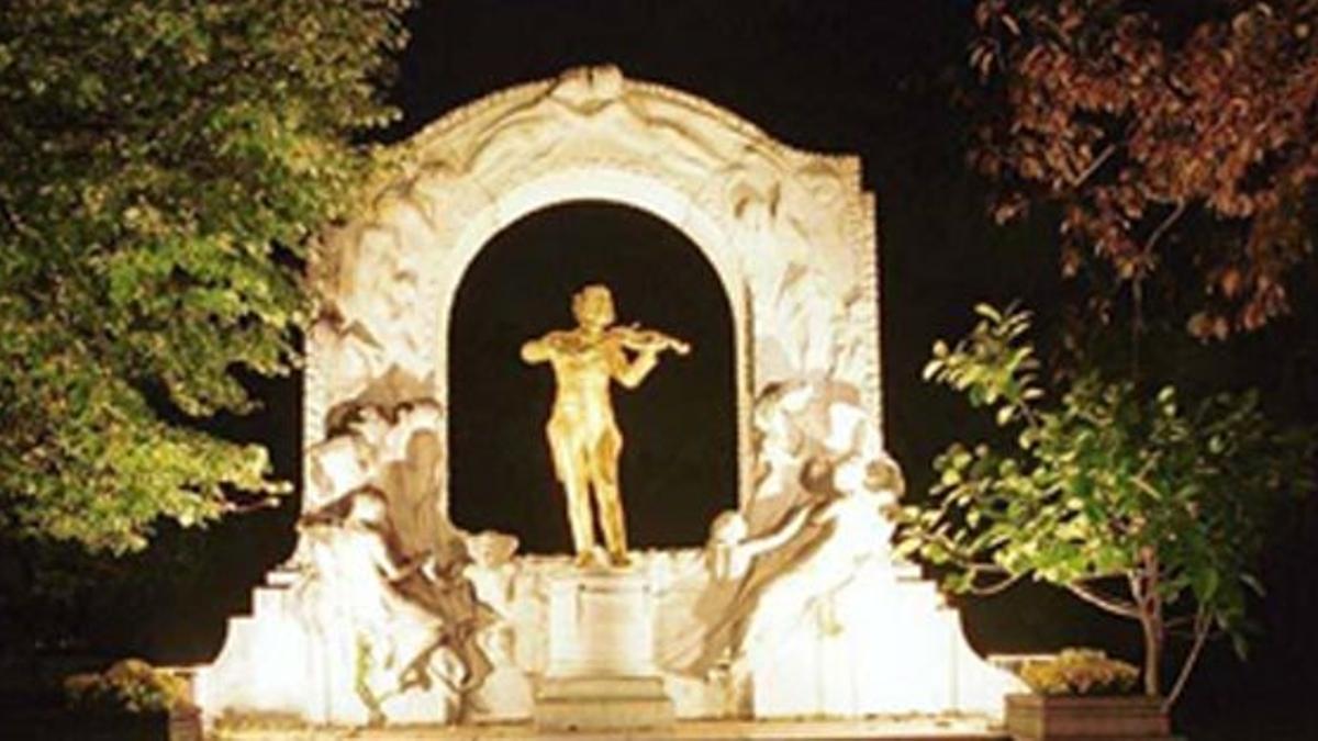 Una de las vistas más emblemáticas de Viena es la estatua dorada de Strauss.