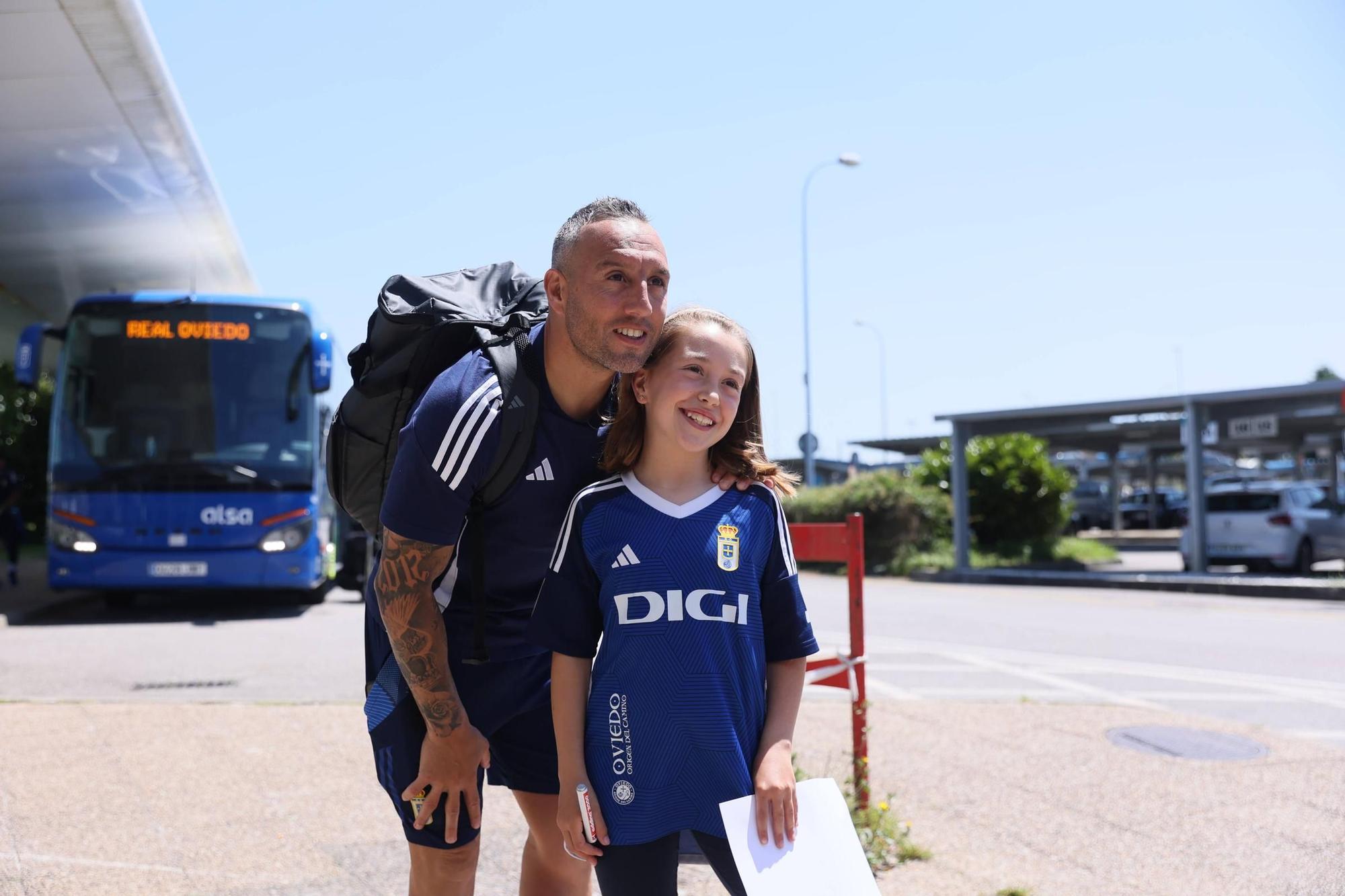 En imágenes: así fue la despedida de la afición azul al Real Oviedo en el Aeropuerto de Asturias