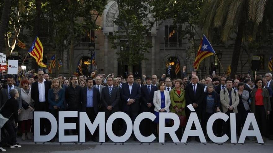 El Govern en pleno y centenares de manifestantes arropan a Forcadell ante el TSJC