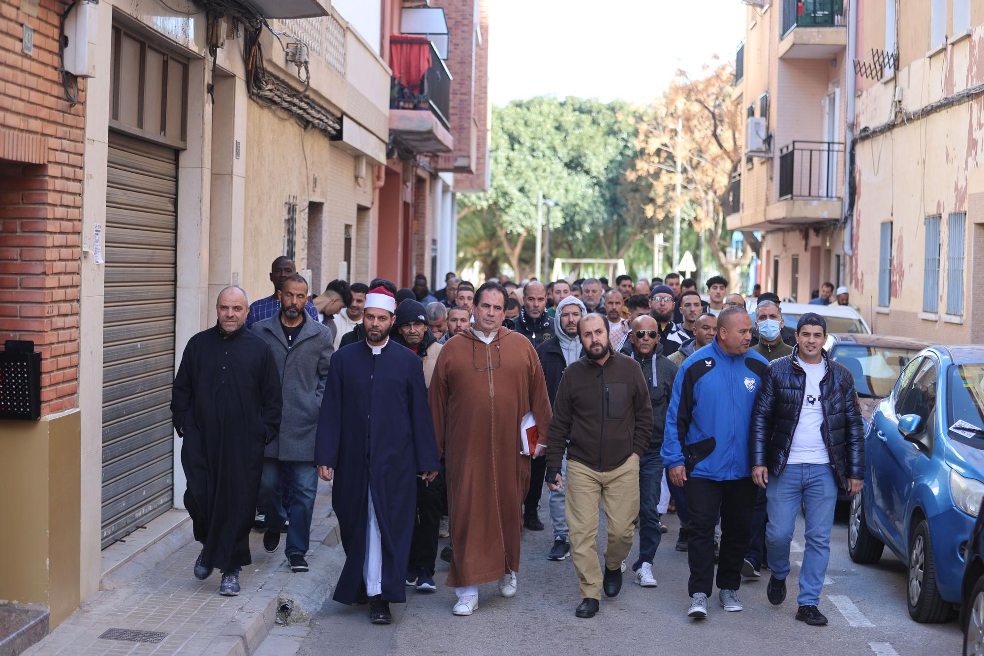 Acto conjunto del Centro Islámico de Torrent, el párroco de la iglesia de La Asunción y el alcalde.