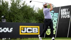 Jon Rahm efectua un golpe en la primera jornada del LIV Golf UK