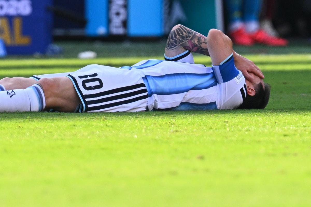 Leo Messi, tendido en el suelo tras perder la final del Mundial
