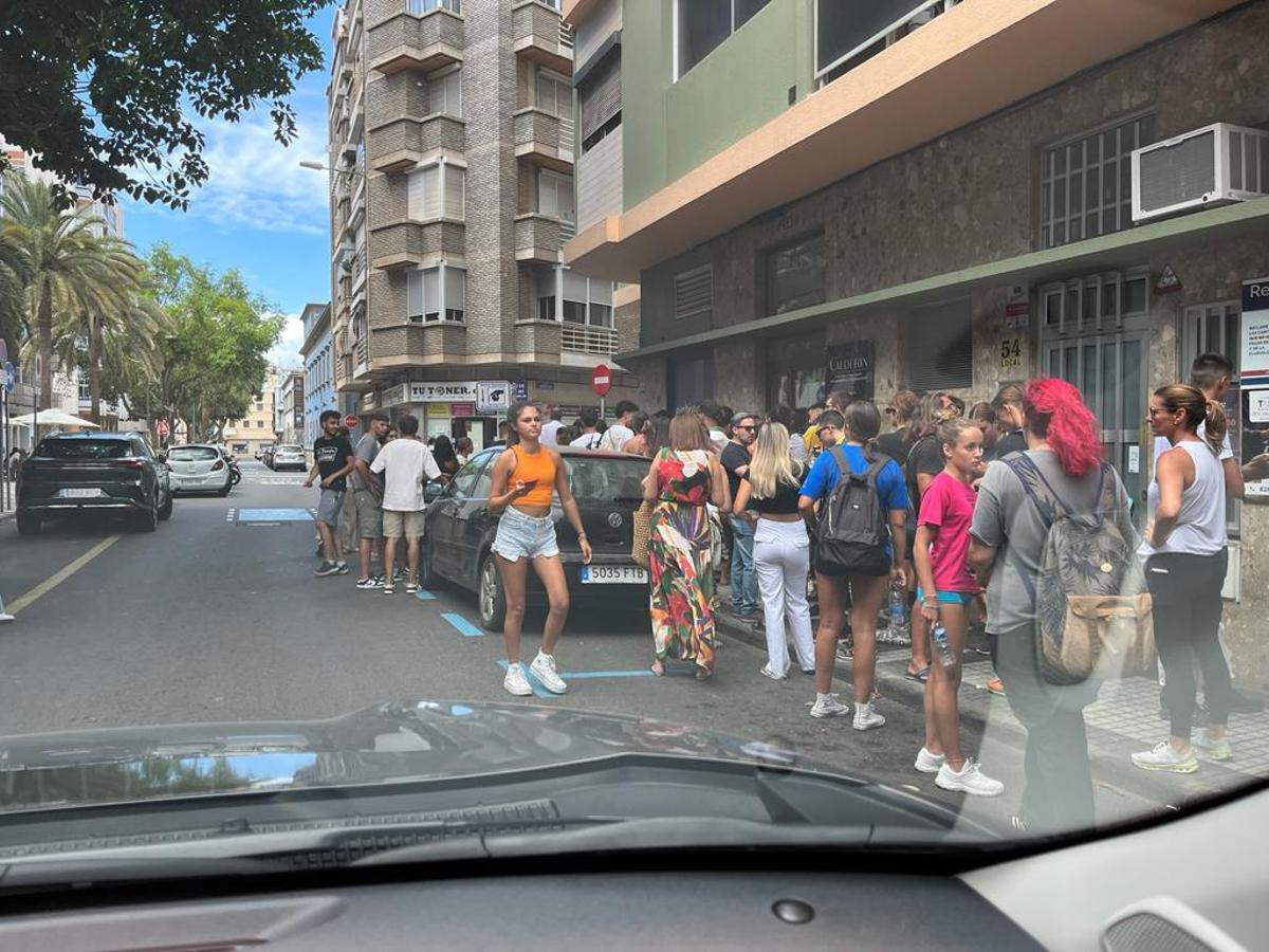 Colas para conseguir la entrada del concierto de Quevedo en Las Palmas de Gran Canaria