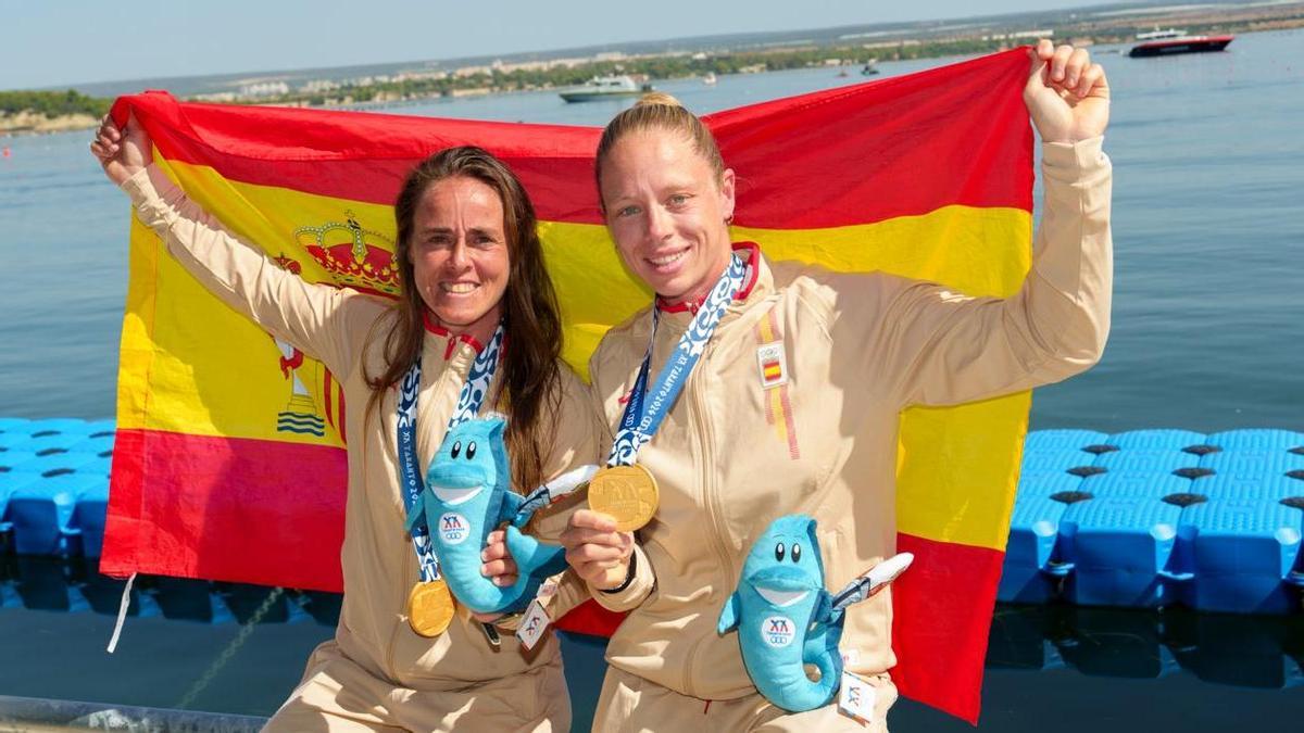 Por la derecha, Miriam Vega e Isa Contreras, con sus medallas.