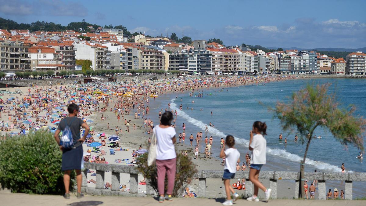 Vista de la línea de costa en la playa de Silgar.