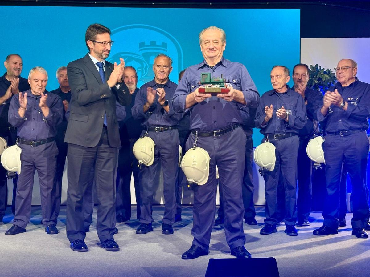 Nicanor García, presidente del Coro Minero de Turón, con el obsequio de Hunosa por lso 75 años de la formación