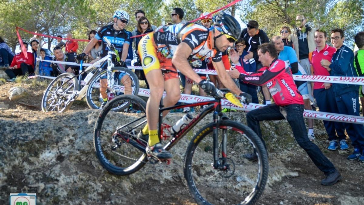 José Luis López Cabezuelo, protagonista de esta historia, en una carrera de 'mountain bike'