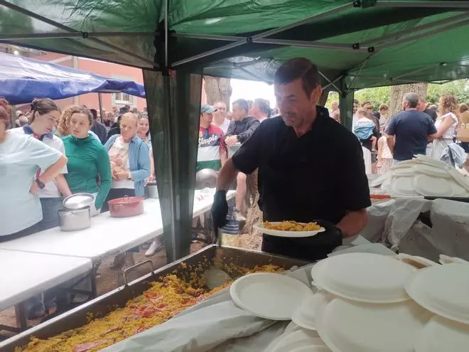 Así fue el reparto de mil raciones de paella en la fiesta de San Pedro de Mallecina, en Salas