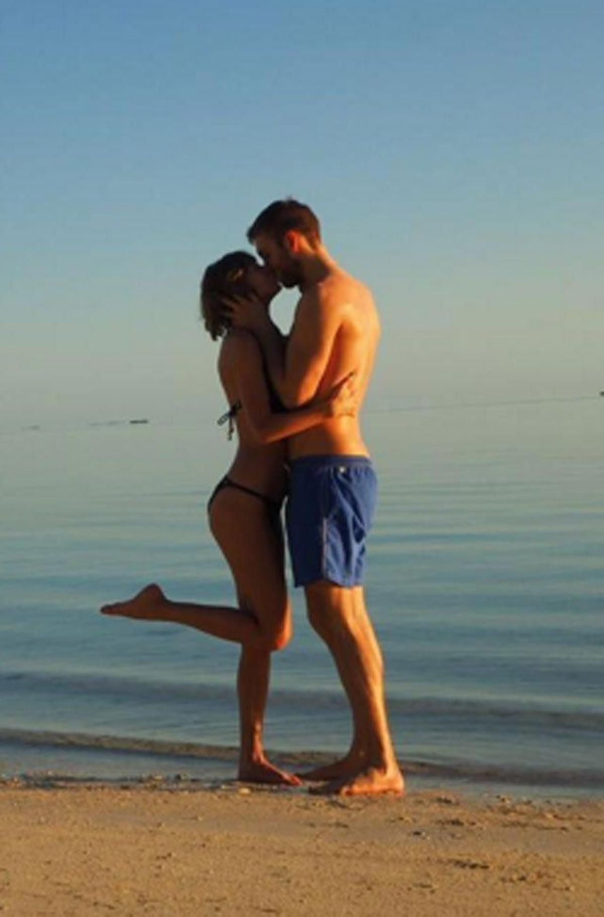 Taylor Swift y Calvin Harris comparten un beso a la orilla del mar