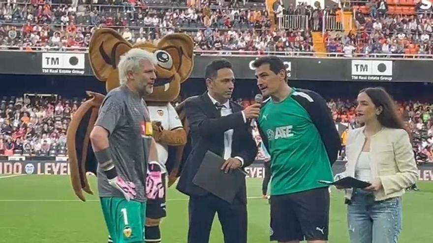 El bonito reencuentro entre Cañizares y Casillas en Mestalla