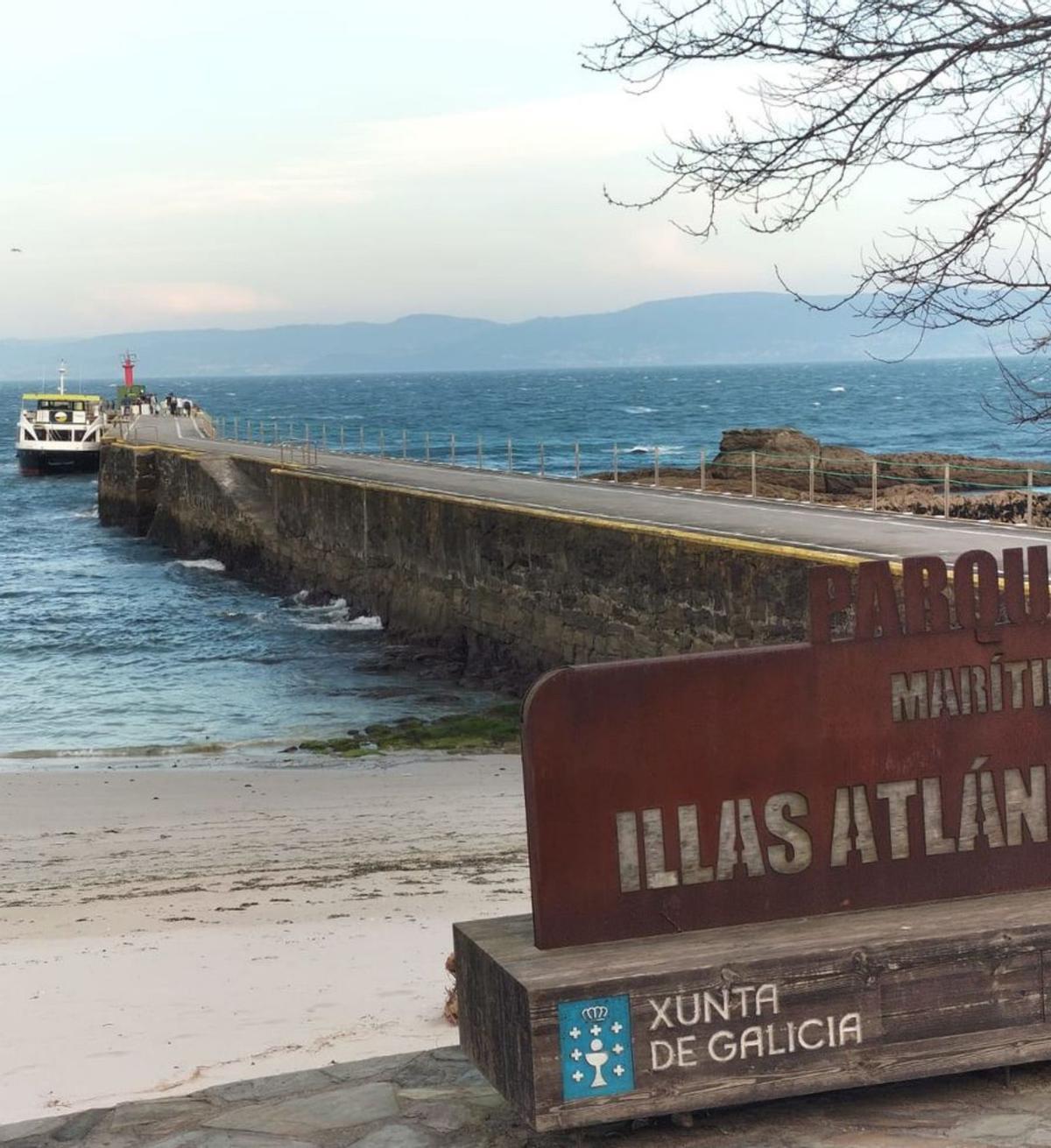 El primer barco con visitantes que llegó ayer a la isla de Ons. |   // GONZALO NÚÑEZ