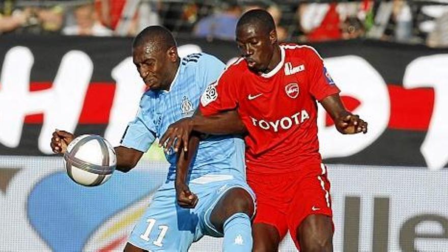 El senegalés a la (dra) durante su etapa en el Valenciennes