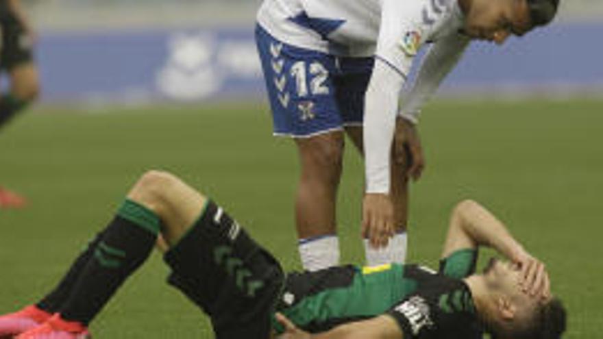 Óscar Gil, dolorido tras darse el golpe en la espalda