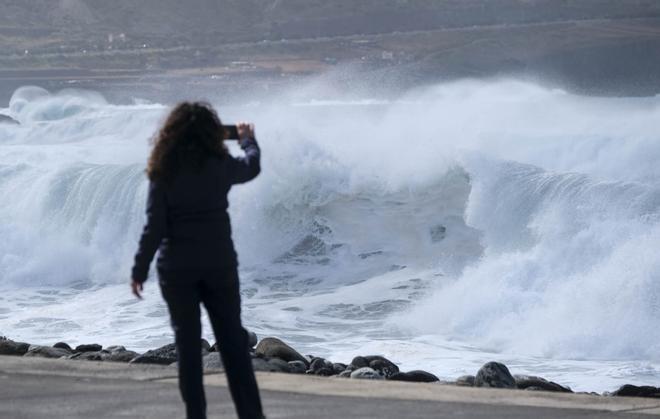 Las imágenes de la borrasca Therese a su paso por Gran Canaria: lluvia, oleaje y principales incidencias