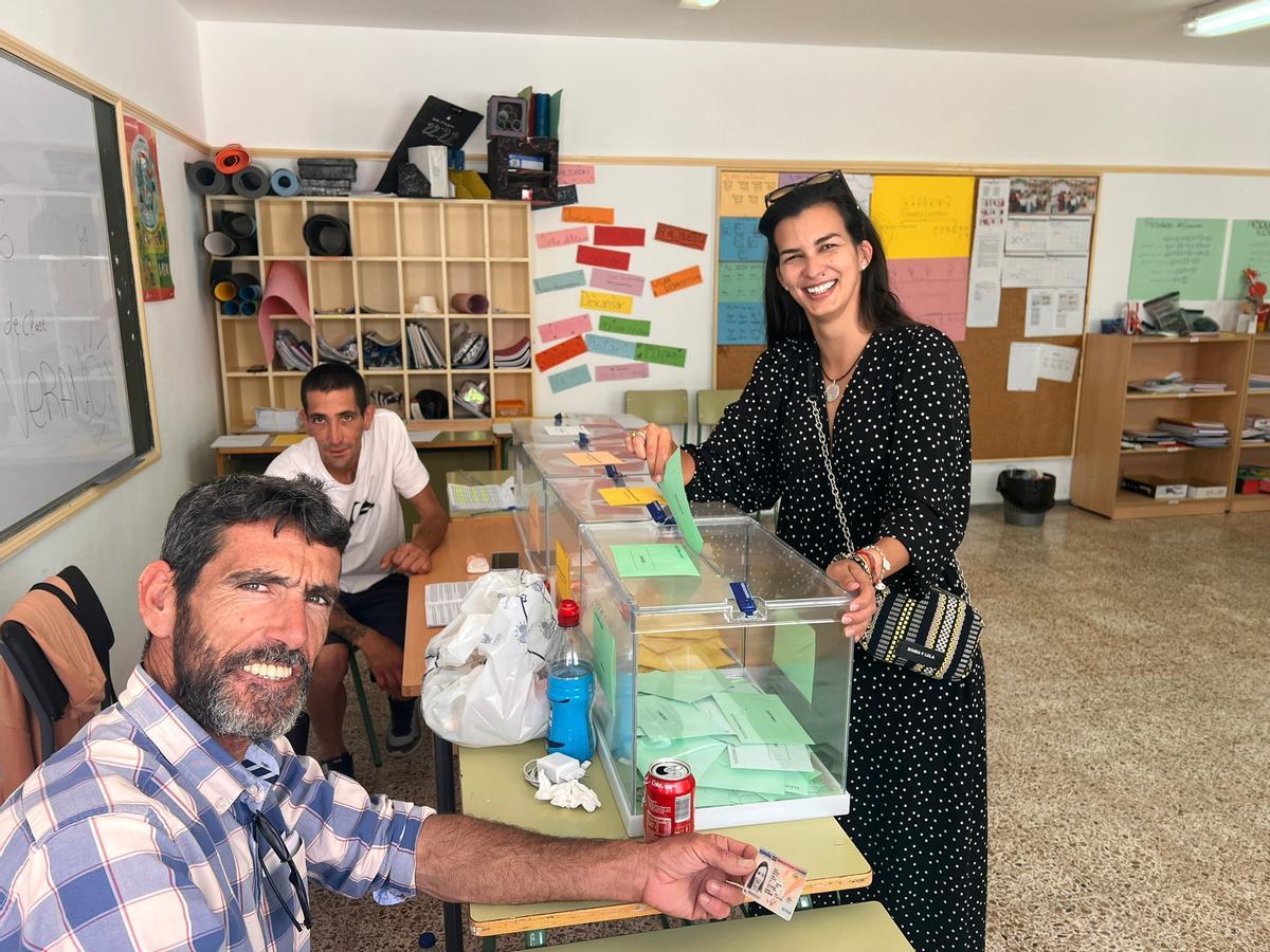 La vecina de La Graciosa, Nieves Arrocha, ejerciendo su derecho al voto el 28M en el único colegio electoral de La Graciosa.