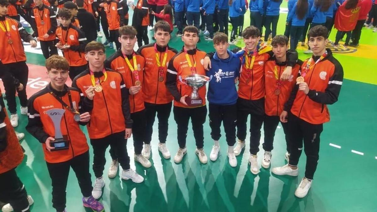 Medallistas del Club Balonmano Mislata tras su participación en el Campeonato de España