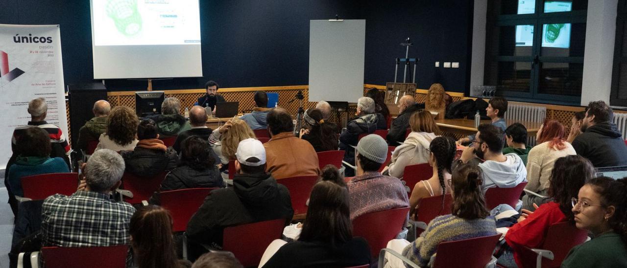 Fabricio Santos, al fondo, durante su conferencia en la Escuela de Arte y Superior de Diseño, dentro del ciclo Únicos. | Jose Luis Fernández