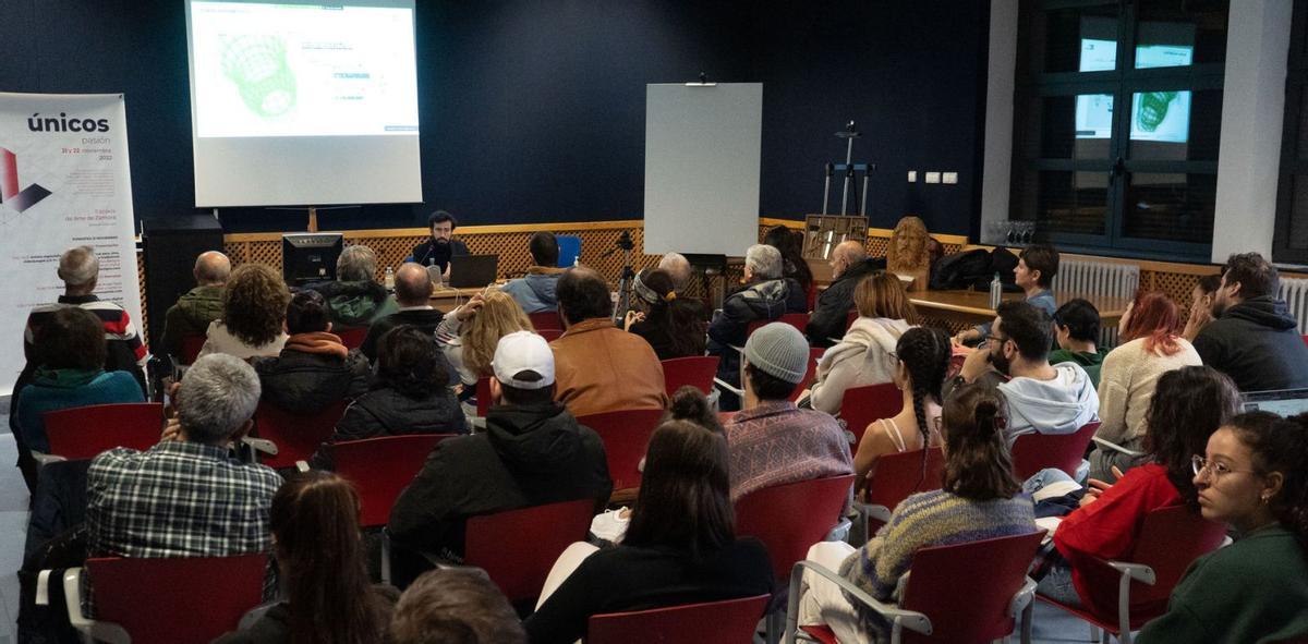 Fabricio Santos, al fondo, durante su conferencia en la Escuela de Arte y Superior de Diseño, dentro del ciclo Únicos. | Jose Luis Fernández
