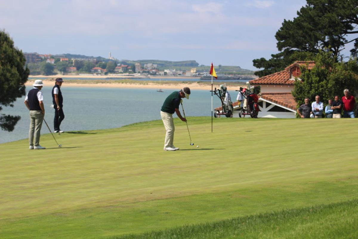 El Campeonato de España Individual Sénior Masculino de golf 2023 se disputó en el Real Club de Golf de Pedreña.