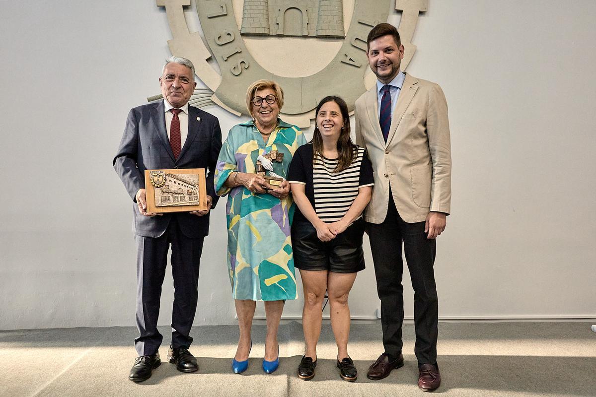 President de Foment d’AIC, Joaquín Barber; presidenta de la Fundació Espurna, Rosario Sabater amb la seua filla Cristina García Sabater i l’alcalde de Gandia, José Manuel Prieto.