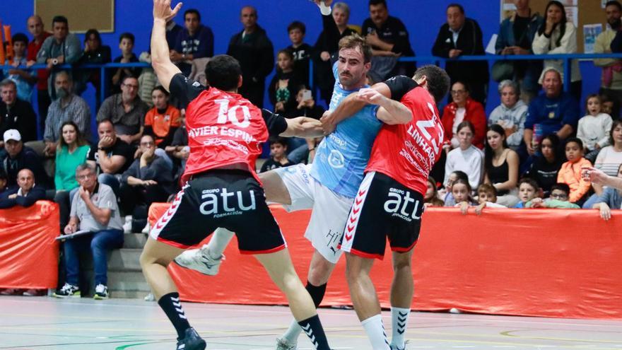 Javier Rodríguez, jugador del Trasmapi UD Ibiza-HCE, en una pugna con la defensa burgalesa. | FOTOS: TONI ESCOBAR