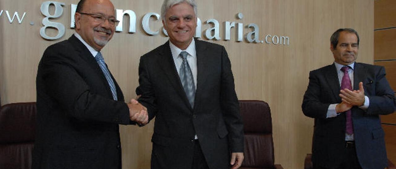 Ferreras (izq.) y Pérez, en mayo de 2010 tras rubricar el acuerdo entre el Cabildo y la Fundación Bravo Murillo.
