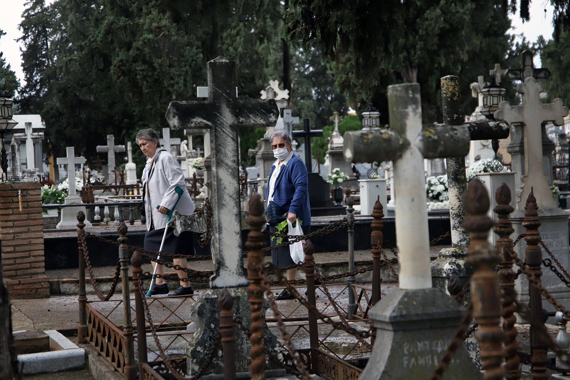 La lluvia da tregua en Córdoba para un día de visita a los cementerios sin bulla