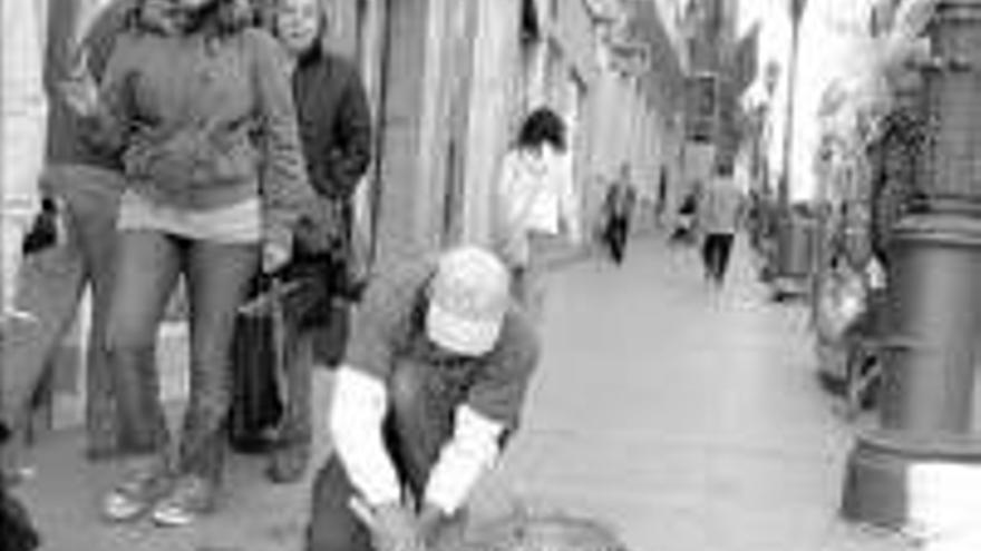 Colocan las losetas de granito que faltabanen la calle Obispo y la plaza de España