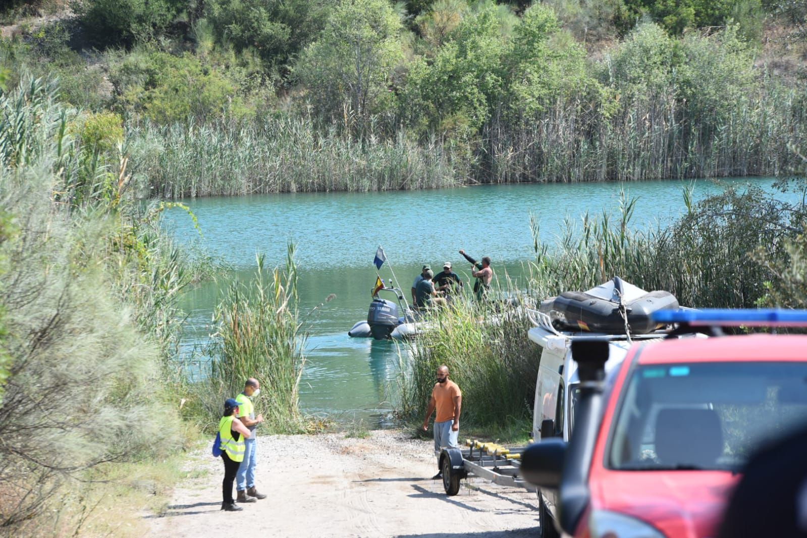 Buzos de la Guardia Civil se suman a la búsqueda del joven desaparecido en el Lago Azul