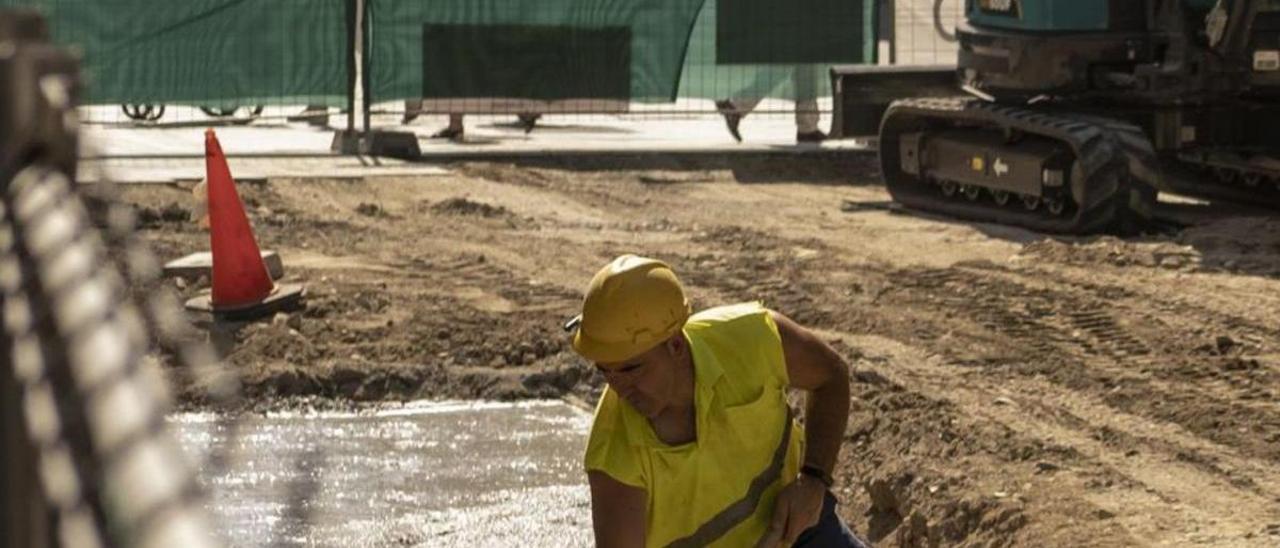 Obreros trabajando  en una obra pública en Ourense. |   // BRAIS LORENZO