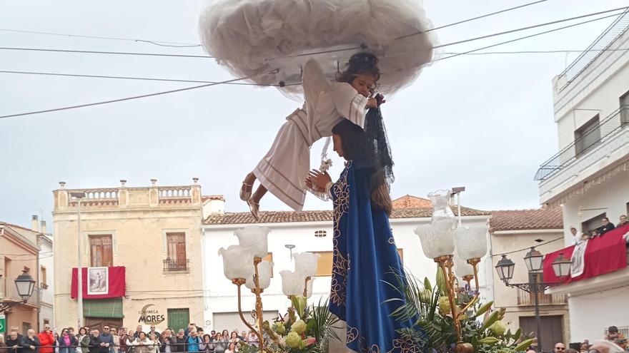 Un &#039;angelet&#039; de tres años le quita el velo a la Virgen en Alfarrasí