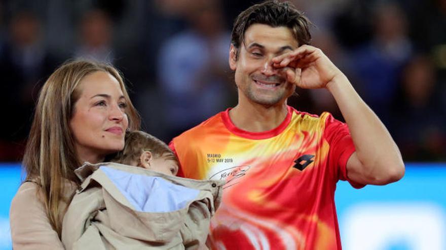 David Ferrer, su mujer y su hijo, en el homenaje en Madrid