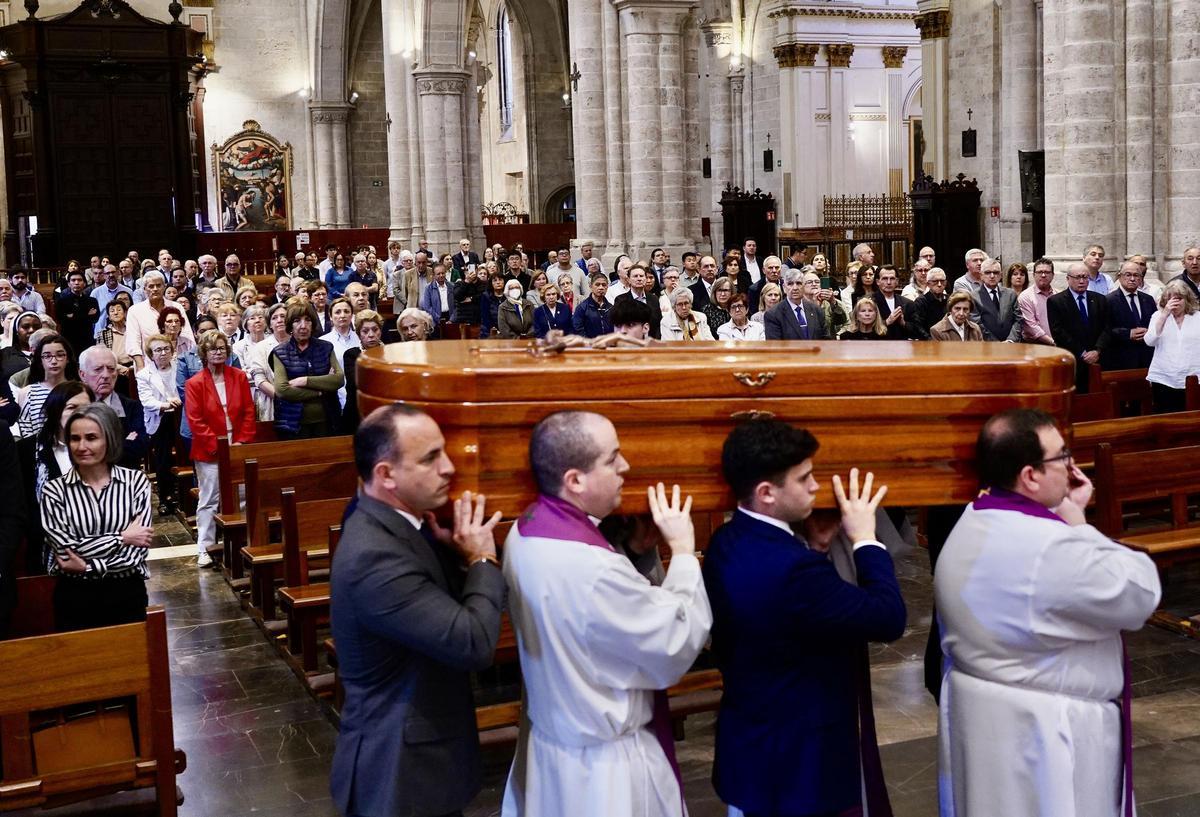 Entrada del féretro del obispo auxiliar emérito en la catedral de València.