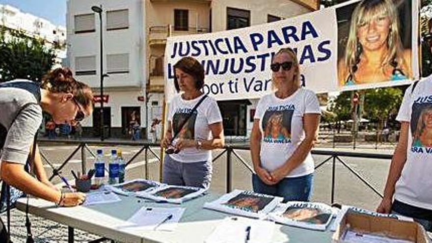 Recogida de firmas en Ibiza para pedir penas más duras para los conductores ebrios y drogados.