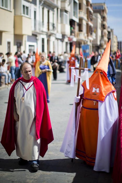 Vecinos y visitantes de Benetússer asisten a la representación del Calvario de Jesucristo.