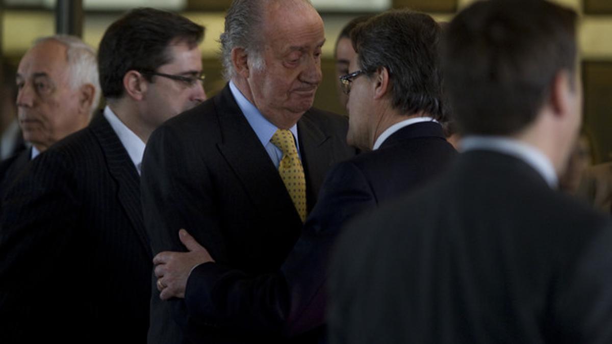 Juan Carlos conversa con Artur Mas