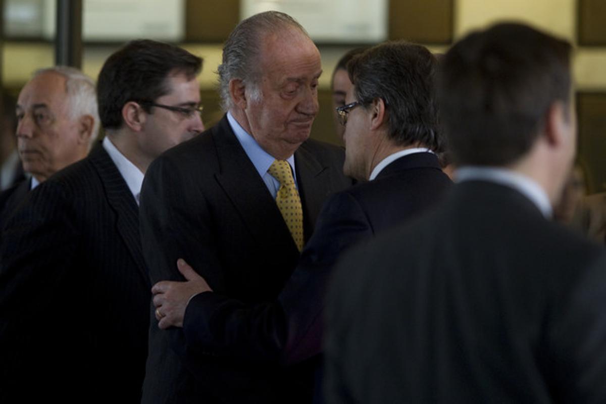 Joan Carles conversa amb Artur Mas en un acte a Barcelona, el 22 de febrer del 2012. Joan Carles conversa amb Artur Mas en un acte a Barcelona, el 22 de febrer del 2012.